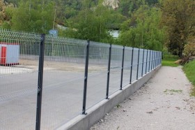 Panelna Ograda – Kompletan Vodič za Izbor, Cenu i Montažu